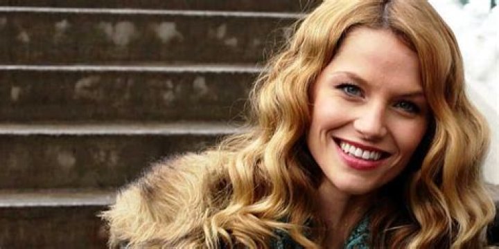 Ellen Hollman Net Worth: Details About Movie, Career, Bf, Age, Income - SarkariResult