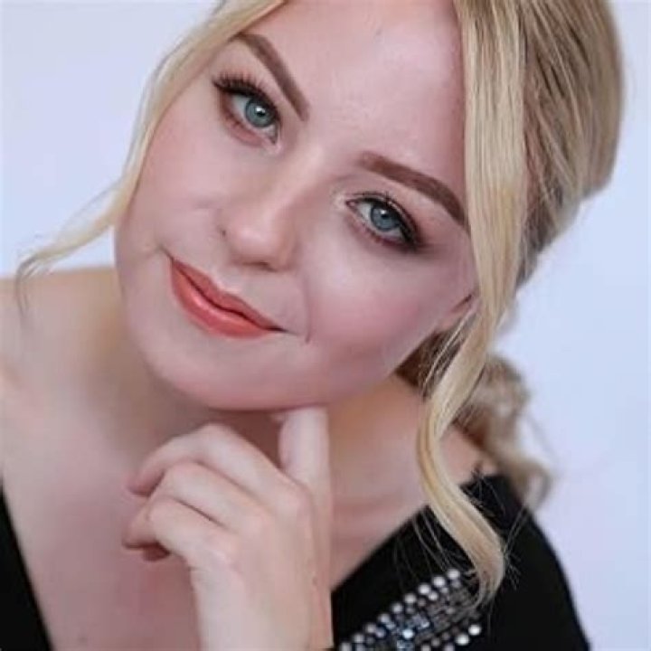 Hannah Gibson Net Worth