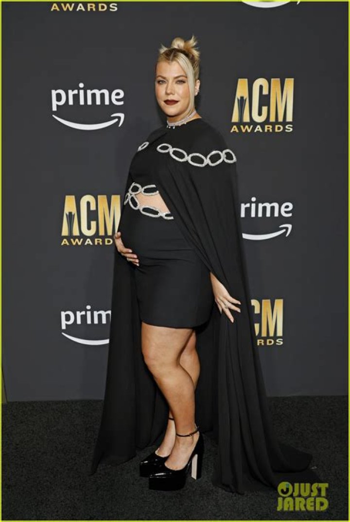 Is Lainey Wilson Pregnant In 2023? Weight Gain And Baby Rumors - SarkariResult