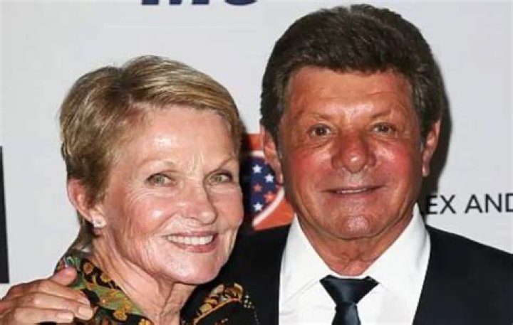 Jane Curler: Ron Johnson Wife, Net Worth, Wiki, Family