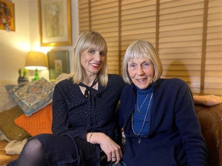 Who Is Kelly Dunlop? CouRage Sister Age And Net Worth